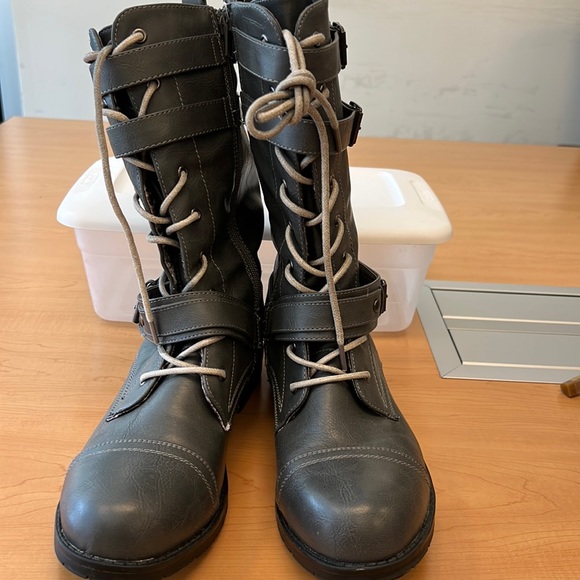 Nice Women’s Gray Boots - Picture 1 of 5